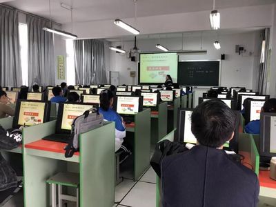 玉环市2018级中小学信息技术新教师教学实践培训活动在陈屿中心小学举行_演示